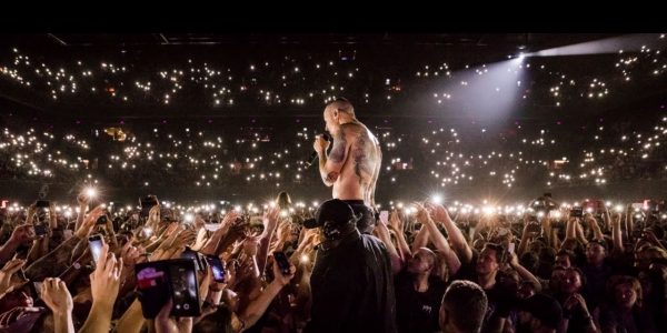 Concert hommage en préparation et grosse émotion avec le dernier clip de Linkin Park.