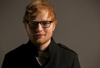 «Vous êtes né roux, bègue, avec un problème de vision…»: quand Sept à Huit dérape face à Ed Sheeran.