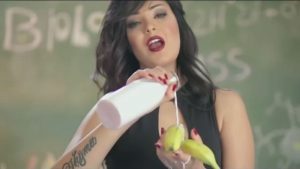 Shyma-popstar-egyptienne-condamnee-a-2-ans-de-prison-pour-avoir-mange-une-banane